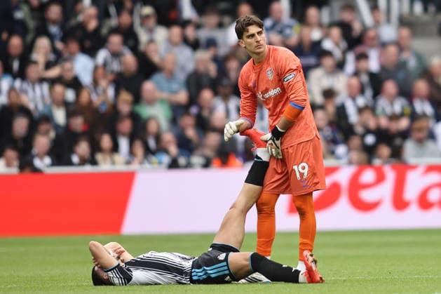 Newcastle United v Hull City - Premier League 2026 27 Konstantinos Tzolakis of Hull City stretches Matias Fernandez-Pardo of Newcastle United during the Premier League match between Newcastle United and Hull City at St. James s Park in Newcastle, on September 19, 2026. Newcastle Tyne and Wear United Kingdom  Copyright: xMIxNewsx originalFilename:fletcher-newcastl260919_npuvn.jpg