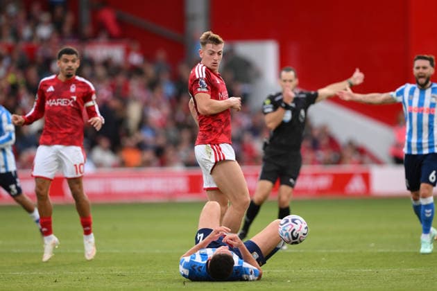 Nottingham Forest FC v Coventry City - Premier League 2026 27 Liam Delap of Nottingham Forest fouls Bobby Thomas of Coventry City during the Premier League match between Nottingham Forest and Coventry City at the City Ground in Nottingham, on September 19, 2026. Nottingham Nottinghamshire United Kingdom  Copyright: xMIxNewsx originalFilename:fletcher-nottingh260919_np37y.jpg