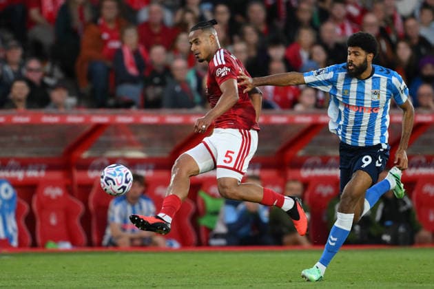 Nottingham Forest FC v Coventry City - Premier League 2026 27 Murillo of Nottingham Forest controls the ball under pressure from Ellis Simms of Coventry City during the Premier League match between Nottingham Forest and Coventry City at the City Ground in Nottingham, on September 19, 2026. Nottingham Nottinghamshire United Kingdom  Copyright: xMIxNewsx originalFilename:fletcher-nottingh260919_np3Ur.jpg