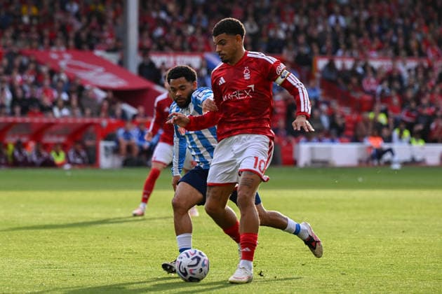 Nottingham Forest FC v Coventry City - Premier League 2026 27 Morgan Gibbs-White of Nottingham Forest is under pressure from Jay Dasilva of Coventry City during the Premier League match between Nottingham Forest and Coventry City at the City Ground in Nottingham, on September 19, 2026. Nottingham Nottinghamshire United Kingdom  Copyright: xMIxNewsx originalFilename:fletcher-nottingh260919_npb79.jpg