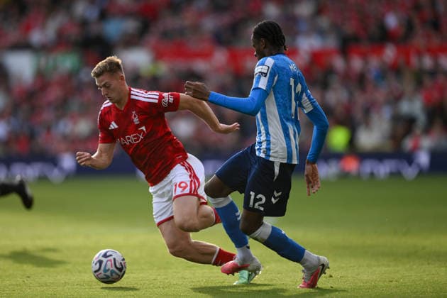 Nottingham Forest FC v Coventry City - Premier League 2026 27 Liam Delap of Nottingham Forest is under pressure from Stephen Mfuni of Coventry City during the Premier League match between Nottingham Forest and Coventry City at the City Ground in Nottingham, on September 19, 2026. Nottingham Nottinghamshire United Kingdom  Copyright: xMIxNewsx originalFilename:fletcher-nottingh260919_npkuL.jpg