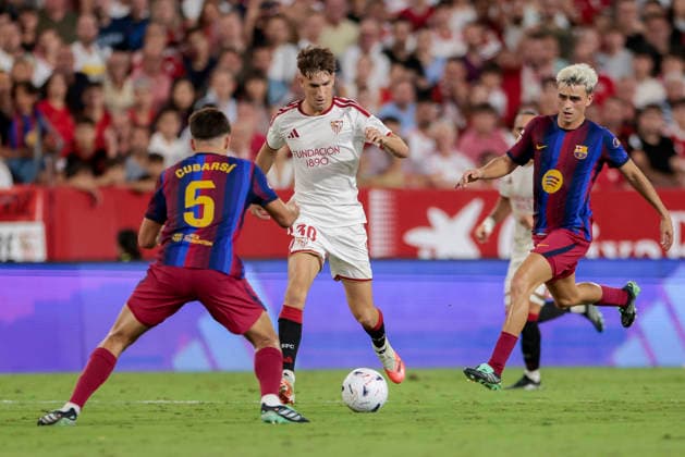 Sevilla FC v FC Barcelona, Barca - LaLiga EA Sports 2026 27 Miguel Sierra of Sevilla FC battles for the ball during the La Liga EA Sports match between Sevilla FC and FC Barcelona at Ramon Sanchez Pizjuan in Seville, Spain, on September 19, 2026. Seville Spain  Copyright: xJosexLuisxContrerasx originalFilename:joseluiscontreras-sevillaf260919_np2rH.jpg