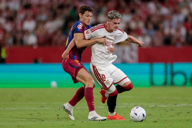 Sevilla FC v FC Barcelona, Barca - LaLiga EA Sports 2026 27 Robbie Ure of Sevilla FC competes for the ball with Andreas Christensen of FC Barcelona during the La Liga EA Sports match between Sevilla FC and FC Barcelona at Ramon Sanchez Pizjuan in Seville, Spain, on September 19, 2026. Seville Spain  Copyright: xJosexLuisxContrerasx originalFilename:joseluiscontreras-sevillaf260919_npVnb.jpg