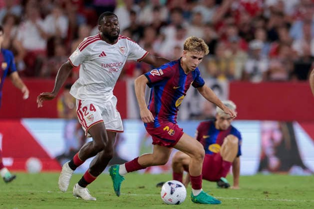 Sevilla FC v FC Barcelona, Barca - LaLiga EA Sports 2026 27 Fermin Lopez of FC Barcelona competes for the ball with Youssouf Fofana of Sevilla FC during the La Liga EA Sports match between Sevilla FC and FC Barcelona at Ramon Sanchez Pizjuan in Seville, Spain, on September 19, 2026. Seville Spain  Copyright: xJosexLuisxContrerasx originalFilename:joseluiscontreras-sevillaf260919_nptAt.jpg