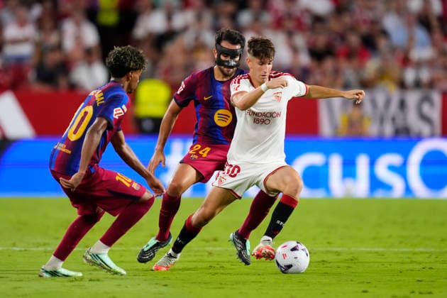 Sevilla FC v FC Barcelona, Barca - LaLiga EA Sports 2026 27 Miguel Sierra right winger of Sevilla and Spain and Lamine Yamal right winger of Barcelona and Spain compete for the ball during the LaLiga EA Sports 2026 27 match between Sevilla FC and FC Barcelona at Estadio Ramon Sanchez Pizjuan on September 19, 2026 in Seville, Spain. Seville Spain  Copyright: xJosexBretonx originalFilename:bretonhernandez-sevillaf260919_npn1c.jpg