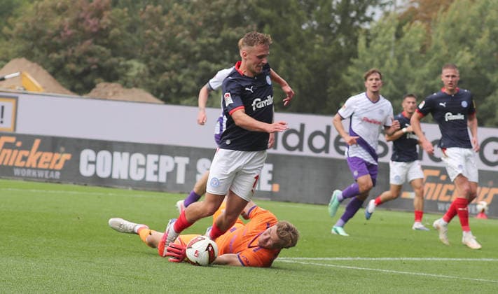 Jonas Krumrey (VfL Osnabrück) fouls Gyan Gavin de Regt (Holstein Kiel) – Penalty Kick, Men s Soccer, 2026–2027 Season, 2. Bundesliga, Holstein Stadium, Holstein Kiel vs. VfL Osnabrück DFL REGULATIONS PROHIBIT ANY USE OF PHOTOGRAPHS AS IMAGE SEQUENCES AND OR QUASI-VIDEO