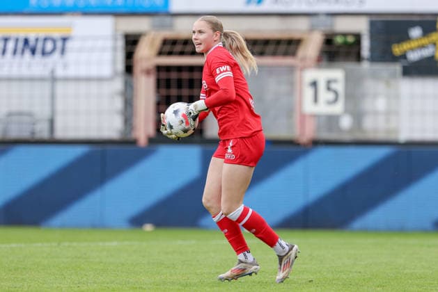 Carla Steenken, goalkeeper, SV Meppen, 30 with the ball, close-up, single frame, full body, action, game scene, DFB REGULATIONS PROHIBIT ANY USE OF PHOTOGRAPHS AS SEQUENCE IMAGES AND OR VIDEO-LIKE PHOTO SERIES DFB REGULATIONS PROHIBIT ANY USE OF PHOTOGRAPHS AS IMAGE SEQUENCES AND OR QUASI-VIDEO, September 20, 2026, Meppen, Germany, Soccer, Women’s Bundesliga 2, SV Meppen vs. SC Sand xobx