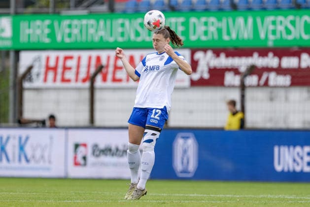 Sarah Hagg, SV Meppen, age 12, in a header duel, header, tackle, action, game play, on the ball, free kick, single frame, full body, DFB REGULATIONS PROHIBIT ANY USE OF PHOTOGRAPHS AS SEQUENCE IMAGES AND OR VIDEO-LIKE PHOTO SERIES DFB REGULATIONS PROHIBIT ANY USE OF PHOTOGRAPHS AS IMAGE SEQUENCES AND OR QUASI-VIDEO, September 20, 2026, Meppen, Germany, Soccer, Women’s Bundesliga 2, SV Meppen vs. SC Sand xobx