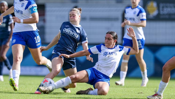 From left: Kim Schneider (SC Sand), 8, and Rahel Lang (SV Meppen), 16, in a one-on-one battle, duel, dynamic play, action, game scene, DFB REGULATIONS PROHIBIT ANY USE OF PHOTOGRAPHS AS SEQUENCE IMAGES AND OR VIDEO-LIKE PHOTO SERIES DFB REGULATIONS PROHIBIT ANY USE OF PHOTOGRAPHS AS IMAGE SEQUENCES AND OR QUASI-VIDEO, September 20, 2026, Meppen, Germany, soccer, Women’s Bundesliga 2, SV Meppen vs. SC Sand xobx