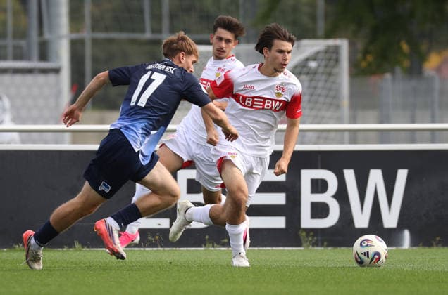 September 20, 2026, Germany, Stuttgart, Soccer: A-Junior DFB Cup Round of 16, 2025–2026 Season, Soccer: VfB Stuttgart U19 vs. Hertha BSC U19, from left: Mayson Grothe (Hertha), Neno Zezelj (VfB)