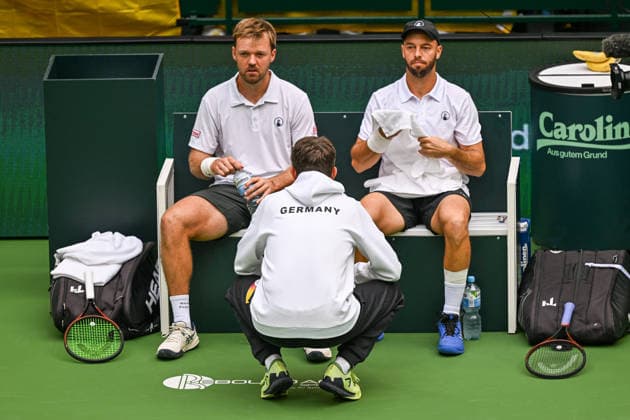 Kevin Krawietz (GER) and Tim Pütz (Puetz) (GER), with national team coach Michael Kohlmann kneeling in front of them, September 20, 2026 ¢ Tennis ¢ Davis Cup Qualifiers, 2nd Round ¢ Germany vs. Croatia, Heristo Arena, Halle Westfalen, North Rhine-Westphalia, Germany Copyright: xpepphotox xHorstxMauelshagenx pep00321, pep_20260920_hm