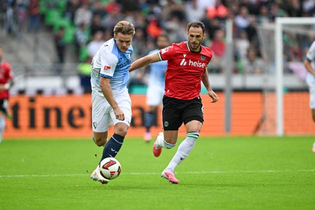 2. Bundesliga: Hannover 96 vs. VfL Bochum on September 20, 2026, at the HDI Arena in Hannover; Christian Rasmussen (Bochum) in a tackle against Mustapha Bundu (Hannover) MT