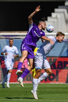 IPA88755669 - Radu Matei Dragusin (Fiorentina) heads the ball against Rasmus Winther Hojlund (Napoli) during the ACF Fiorentina vs. SSC Napoli Italian Serie A soccer match in Florence, Italy, on September 20, 2026  Copyright: xFabioxFagiolini IPAxSportx xx IPA88755669