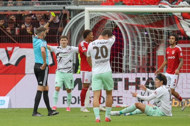 September 20, 2026, xtgx, Soccer, 2. Bundesliga, FC Energie Cottbus vs. FC St. Pauli, from left: Tomoya Ando (St. Pauli), 15th yellow card resulting in a red card, sent off. DFL and DFB regulations prohibit any use of photographs as image sequences and or quasi-video. Cottbus
