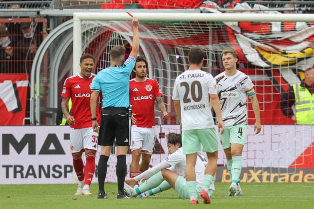 September 20, 2026, xtgx, Soccer, 2. Bundesliga, FC Energie Cottbus vs. FC St. Pauli, from left: Tomoya Ando (St. Pauli), 15th yellow card resulting in a red card, sent off. DFL and DFB regulations prohibit any use of photographs as image sequences and or quasi-video. Cottbus