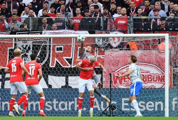 Rot Weiss Essen vs. Hansa Rostock ** FOR EDITORIAL USE ONLY ** EDITORIAL USE ONLY ** p Soccer 3rd Division, Matchday 7: Rot-Weiss Essen vs. Hansa Rostock on September 20, 2026, at the Stadion an der Hafenstrasse in Essen. Luca Unbehaun (Hansa Rostock), top; Marek Janssen (Rot-Weiss Essen), below: Germany, North Rhine-Westphalia, Essen. Copyright ThorstenxTillmann Copyright: ThorstenxTillmann doc87om56zga6eym9fc1fxb ,EDITORIAL USE ONLY Copyright: ThorstenxTillmann