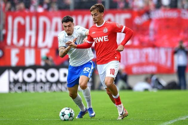 Rot Weiss Essen vs. Hansa Rostock ** FOR EDITORIAL USE ONLY ** EDITORIAL USE ONLY ** p Soccer 3rd Division, Matchday 7: Rot-Weiss Essen vs. Hansa Rostock on September 20, 2026, at the Stadion an der Hafenstrasse in Essen. Marvin Obuz (Rot-Weiss Essen) in the foreground; Niklas Kölle (Hansa Rostock) in the background. Germany, North Rhine-Westphalia, Essen. Copyright ThorstenxTillmann Copyright: ThorstenxTillmann doc87om577hvf81hyvogh8r ,EDITORIAL USE ONLY Copyright: ThorstenxTillmann