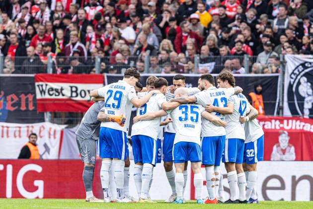 3rd Division, Matchday 7: Rot-Weiss Essen vs. Hansa Rostock, September 20, 2026; Hansa Rostock in the team circle until kickoff; 3rd Division, Matchday 7: Rot-Weiss Essen vs. Hansa Rostock, Stadion an der Hafenstraße, Essen, September 20, 2026. DFL regulations prohibit any use of photographs as image sequences and or quasi-video. Copyright: xBEAUTIFULxSPORTS Buriakovx