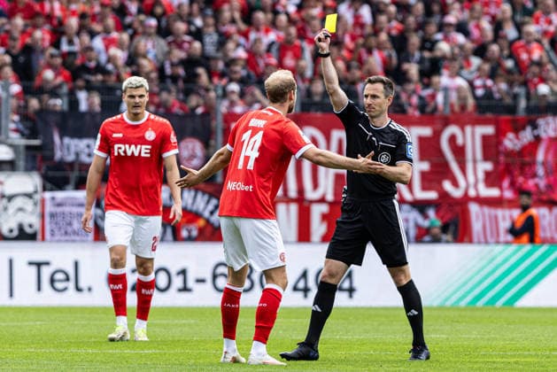 3rd League, Matchday 7: Rot-Weiss Essen vs. Hansa Rostock, September 20, 2026. Referee Lukas Benen shows a yellow card to Lucas Brumme of Rot-Weiss Essen, 14. 3rd League, Matchday 7: Rot-Weiss Essen vs. Hansa Rostock, Stadion an der Hafenstraße, Essen, September 20, 2026. DFL regulations prohibit any use of photographs as image sequences and or quasi-video. Copyright: xBEAUTIFULxSPORTS Buriakovx