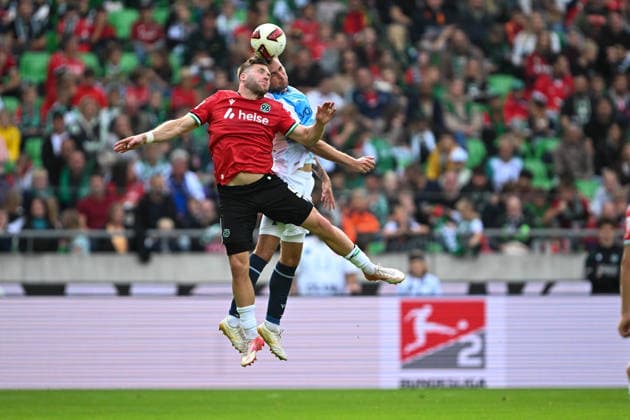 2. Bundesliga: Hannover 96 vs. VfL Bochum on September 20, 2026, at the HDI Arena in Hannover. Benjamin Källman (Kaellman, Hannover) in a tackle against Michael Steinwender (Bochum) MT