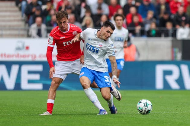 Soccer, 3rd Division, Matchday 7: Rot Weiss Essen vs. Hansa Rostock on September 20, 2026, at the Stadion an der Hafenstraße in Essen. Marvin Obuz (Essen, left); Niklas Kölle (Rostock, right). DFB regulations prohibit any use of photographs as image sequences and or quasi-video. xJRx