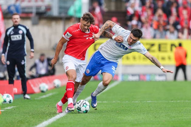 Soccer, 3rd Division, Matchday 7: Rot Weiss Essen vs. Hansa Rostock on September 20, 2026, at the Stadion an der Hafenstraße in Essen. Jannik Hofmann (Essen, left); Niklas Kölle (Rostock, right). DFB regulations prohibit any use of photographs as image sequences and or quasi-video. xJRx