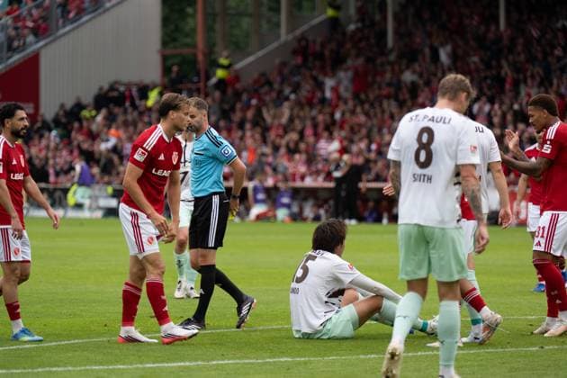 September 20, 2026: Energie Cottbus vs. FC St. Pauli, Matchday 6 of the 2. Bundesliga at the LEAG Energie Stadium; Yellow-red card for Tomoya Ando (FC St. Pauli), 15 IMPORTANT NOTICE: In accordance with DFL and DFB regulations, it is prohibited to use or allow the use of photographs taken in the stadium and or during the game in the form of sequential images and or video-like photo series. Copyright: xJamesxZabelx