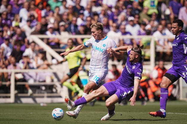 NapoliÕs Rasmus Hojlund fights for the ball with FiorentinaÕs Radu Dragusin during the Serie A soccer match between Fiorentina and Napoli at the Artemio Franchi Stadium in Florence, north Italy - Sunday, September 20, 2026 -  Copyright: xMassimoxPaolone LaPressex