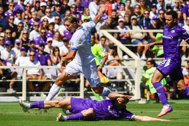 IPA88755683 - Rasmus Winther Hojlund (Napoli) is stopped by Radu Matei Dragusin (Fiorentina) during the ACF Fiorentina vs. SSC Napoli Serie A soccer match in Florence, Italy, on September 20, 2026  Copyright: xFabioxFagiolini IPAxSportx xx IPA88755683