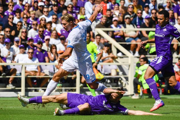 SOCCER - Serie A - ACF Fiorentina vs. SSC Napoli Photo by IPA ABACAPRESS.COM88755683 - Rasmus Winther Hojlund (Napoli) is stopped by Radu Matei Dragusin (Fiorentina) during the ACF Fiorentina vs. SSC Napoli Serie A soccer match in Florence, Italy, on September 20, 2026 Florence Italy  Copyright: xIPAxSport ABACAx