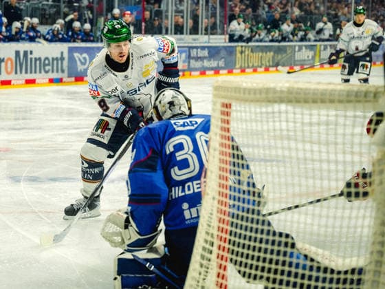 September 20, 2026, xwppx, Penny DEL Ice Hockey, Adler Mannheim vs. Eisbären Berlin; from left: Ty Ronning (Eisbären Berlin) with the assist on the 0-1 goal by Jake Hildebrand (Adler Mannheim)
