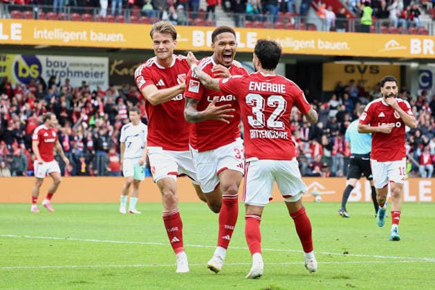 Cottbus, Germany, September 20, 2026, 2nd Bundesliga 2026–2027, Matchday 6: FC Energie Cottbus vs. FC St. Pauli. Pictured in the center: Justin Butler of Energie Cottbus celebrates his 1–0 goal with Moritz Hannemann of Energie Cottbus and Leonardo Bittencourt of Energie Cottbus. DFL and DFB regulations prohibit any use of photographs as image sequences and or quasi-video. LEAG Energie Stadium Brandenburg Copyright: xFotostandx xWeilandx