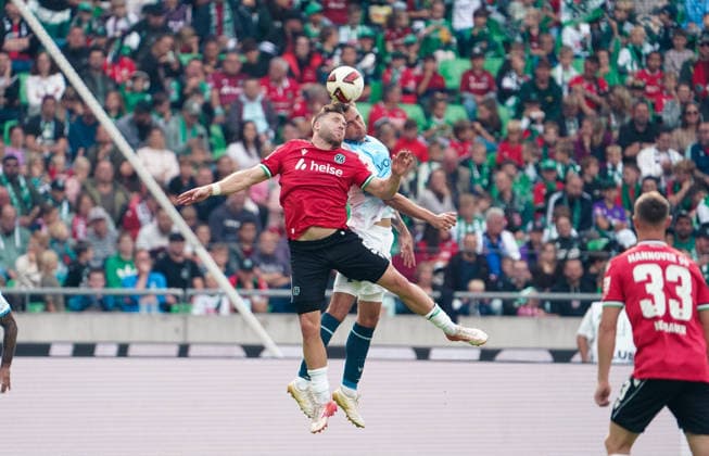 Germany Soccer 2. Bundesliga 2026–2027, Matchday 6: Hannover 96 vs. VfL Bochum at Heinz von Heiden Arena Stadium in Hannover; aerial duel between Benjamin Källman (Hannover 96) and Benjamin Kaellman, 9 Copyright: xAymanxAlahmedx