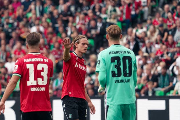Germany Soccer 2. Bundesliga 2026–2027, Matchday 6: Hannover 96 vs. VfL Bochum at Heinz von Heiden Arena, Hannover—Gestures, Body Language, Emotion—Stefan Teitur Ördarson, Stefan Teitur Thordarson (Hannover 96), 23 Leo Weinkauf (Hannover 96), 30 Copyright: xAymanxAlahmedx