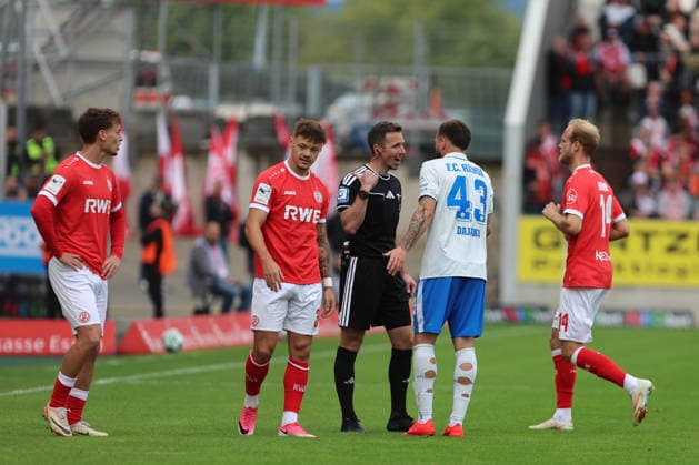 Essen, Germany September 20, 2026 3rd League 2026–2027 Match 7 Rot-Weiss Essen vs. FC Hansa Rostock Pictured: Referee Lukas Benen addresses Leon Dajaku (FCH) DFB and DFL regulations prohibit any use of photographs as image sequences and or quasi-video Stadion an der HafenStraße, North Rhine-Westphalia Copyright: xFotostandx xFWMEDIAx