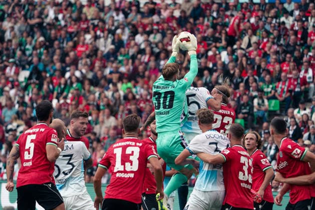 Germany Soccer 2. Bundesliga 2026–2027, Matchday 6: Hannover 96 vs. VfL Bochum at Heinz von Heiden Arena Stadium in Hannover; Goalkeeper Leo Weinkauf of Hannover 96 makes a save; 30 aerial duels Copyright: xAymanxAlahmedx
