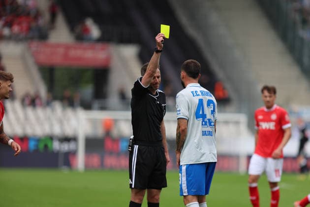 Essen, Germany, September 20, 2026, 3rd League 2026–2027, Matchday 7: Rot-Weiss Essen vs. FC Hansa Rostock. Pictured from left: Referee Lukas Benen shows Leon Dajaku (FCH) a yellow card. DFB and DFL regulations prohibit any use of photographs as image sequences and or quasi-video. Stadium on Hafenstraße, North Rhine-Westphalia Copyright: xFotostandx xFWMEDIAx