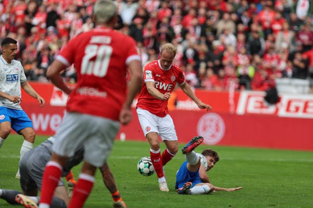 Essen, Germany, September 20, 2026, 3rd League 2026–2027, Matchday 7: Rot-Weiss Essen vs. FC Hansa Rostock. Pictured: Janne Sietan of RWE misses the 100th chance and fumbles the ball. Goalkeeper Luca Unbehaun of FCH is already on the ground. Florian Bohnert of FCH still manages to clear the ball with a sliding tackle. DFB and DFL regulations prohibit any use of photographs as image sequences and or quasi-video. Stadion an der Hafenstraße, North Rhine-Westphalia Copyright: xFotostandx xFWMEDIAx