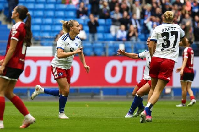 September 20, 2026, xcex, GER, Hamburg, Volksparkstadion, Women s Soccer, 1. Bundesliga, DIE LIGA, Google Pixel Women s Bundesliga 2026–2027 Season, Matchday 5, HSV, FCN, Hamburger SV vs. 1. FC Nürnberg, Nikola Karczewska of HSV celebrates her goal to make it 1–0, goal celebration, cheering, joy, emotions, goal celebration with her teammates. DFL regulations prohibit any use of photographs as image sequences and or quasi-video.