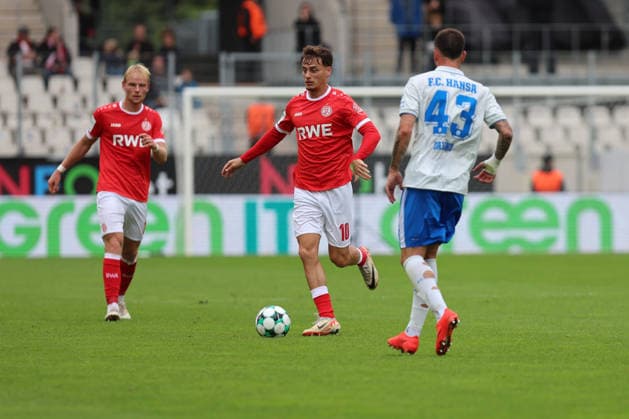 Essen, Germany, September 20, 2026; 3. Liga 2026–2027, Matchday 7: Rot-Weiss Essen vs. FC Hansa Rostock. Pictured: Marvin Obuz (RWE) with the ball. DFB and DFL regulations prohibit the use of photographs as image sequences and or quasi-video. Stadion an der Hafenstraße, North Rhine-Westphalia Copyright: xFotostandx xFWMEDIAx