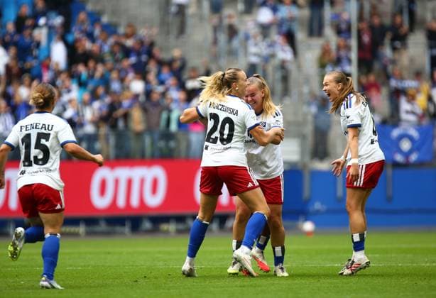 September 20, 2026, xcex, GER, Hamburg, Volksparkstadion, Women s Soccer, 1. Bundesliga, DIE LIGA, Google Pixel Women s Bundesliga 2026–2027 Season, Matchday 5, HSV, FCN, Hamburger SV vs. 1. FC Nürnberg, Nikola Karczewska of HSV celebrates her goal to make it 1–0, goal celebration, cheering, joy, emotions, goal celebration with her teammates. DFL regulations prohibit any use of photographs as image sequences and or quasi-video.