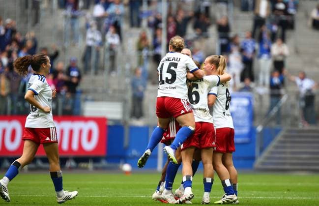 September 20, 2026, xcex, GER, Hamburg, Volksparkstadion, Women s Soccer, 1. Bundesliga, DIE LIGA, Google Pixel Women s Bundesliga 2026–2027 Season, Matchday 5, HSV, FCN, Hamburger SV vs. 1. FC Nürnberg, Nikola Karczewska of HSV celebrates her goal to make it 1–0, goal celebration, cheering, joy, emotions, goal celebration with her teammates. DFL regulations prohibit any use of photographs as image sequences and or quasi-video.