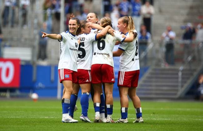 September 20, 2026, xcex, GER, Hamburg, Volksparkstadion, Women s Soccer, 1. Bundesliga, DIE LIGA, Google Pixel Women s Bundesliga 2026–2027 Season, Matchday 5, HSV, FCN, Hamburger SV vs. 1. FC Nürnberg, Nikola Karczewska of HSV celebrates her goal to make it 1–0, goal celebration, cheering, joy, emotions, goal celebration with her teammates. DFL regulations prohibit any use of photographs as image sequences and or quasi-video.