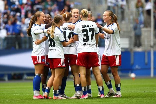 September 20, 2026, xcex, GER, Hamburg, Volksparkstadion, Women s Soccer, 1. Bundesliga, DIE LIGA, Google Pixel Women s Bundesliga 2026–2027 Season, Matchday 5, HSV, FCN, Hamburger SV vs. 1. FC Nürnberg, Nikola Karczewska of HSV celebrates her goal to make it 1–0, goal celebration, cheering, joy, emotions, goal celebration with her teammates. DFL regulations prohibit any use of photographs as image sequences and or quasi-video.