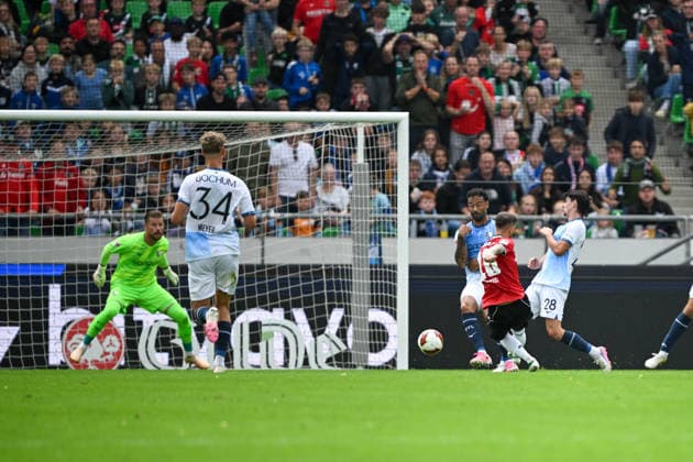 2. Bundesliga: Hannover 96 vs. VfL Bochum on September 20, 2026, at the HDI Arena in Hannover. Goal to make it 2–0; scorer: Marcel Hartel of Hannover, who scored the 2–0 goal against Bochum goalkeeper Timo Horn. MT