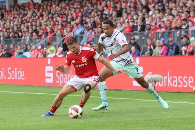 September 20, 2026, xtgx, Soccer 2. Bundesliga, FC Energie Cottbus vs. FC St. Pauli, from left: Axel Borgmann (Cottbus), 20 Youssoupha Niang (St. Pauli), 7 Tackle, duel, battle, tackle. DFL and DFB regulations prohibit any use of photographs as image sequences and or quasi-video. Cottbus