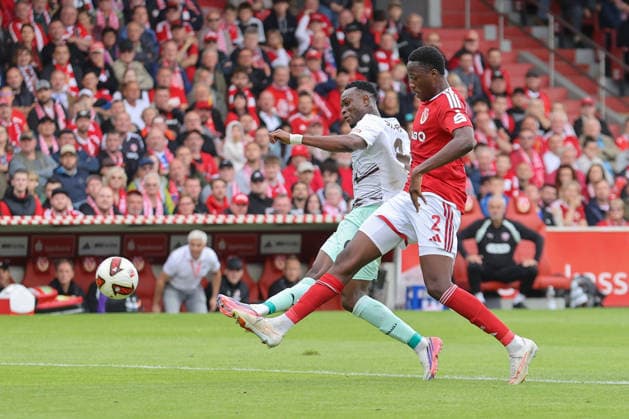September 20, 2026, xtgx, Soccer 2. Bundesliga, FC Energie Cottbus vs. FC St. Pauli, from left: Abdoulie Ceesay (St. Pauli), 9, King Manu (Cottbus), 2, shoots the ball toward the goal, shot on goal, shot DFL DFB REGULATIONS PROHIBIT ANY USE OF PHOTOGRAPHS as IMAGE SEQUENCES and or QUASI-VIDEO Cottbus