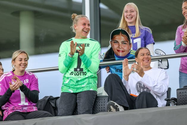 GER, Frankfurt, Eintracht Frankfurt II vs. Hertha BSC Berlin, Women s Bundesliga 2, Soccer, DFB, 2026–2027 season, Stadion am Brentanobad, Matchday 7 in Pictures: Eintracht Frankfurt’s first team watches Sophia Winkler’s comeback for Eintracht Frankfurt and cheers her on with a cardboard cutout and a banner. Pia Sophie Wolter, Larissa Mühlhaus, Janne Krumme. DFB and DFL regulations prohibit any use of photographs as image sequences and or quasi-video. September 20, 2026 Copyright: HMBxMedia HendrikxHamelau