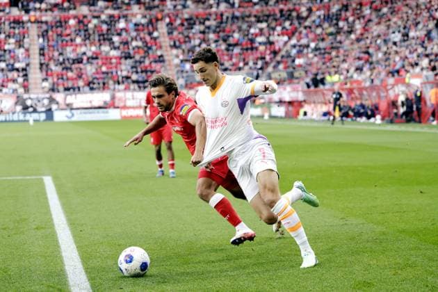ENSCHEDE - (lr) Bart van Rooij of FC Twente, Ruben van Bommel of PSV Eindhoven during the Dutch Eredivisie match between FC Twente and PSV at Stadion De Grolsch Veste on 20 September 2026 in Enschede, the Netherlands. VINCENT JANNINK ANP Eredivisie 2026 27 xVIxANPxSportx xxANPxIVx 569392169 originalFilename: 569392169.jpg