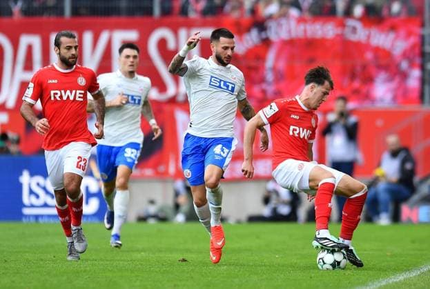 Rot Weiss Essen vs. Hansa Rostock ** FOR EDITORIAL USE ONLY ** EDITORIAL USE ONLY ** p Soccer 3rd Division, Matchday 7: Rot-Weiss Essen vs. Hansa Rostock on September 20, 2026, at the Stadion an der Hafenstrasse in Essen. Jose Enrique Rios Alonso (Rot-Weiss Essen), left: Leon Dajaku, Hansa Rostock; center: Noah Phil Pesch, Rot-Weiss Essen; right: Essen, North Rhine-Westphalia, Germany. Copyright ThorstenxTillmann Copyright: ThorstenxTillmann doc87omonpdulu17evz61f95 ,EDITORIAL USE ONLY Copyright: ThorstenxTillmann